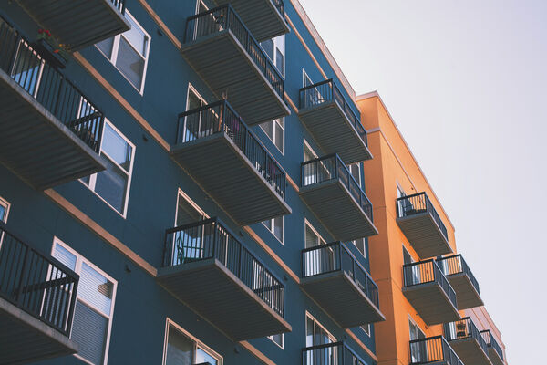 Modern appartementsgebouw met balkons in blauw en oranje