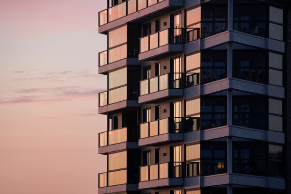 Appartementsgebouw met balkons bij zonsondergang